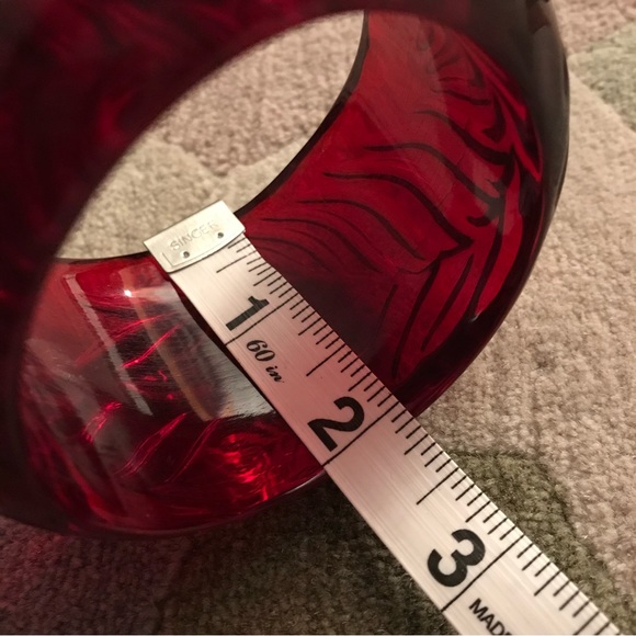 Vintage Transparent Lucite Wide Carved Leaf Bangle - Picture 12 of 16